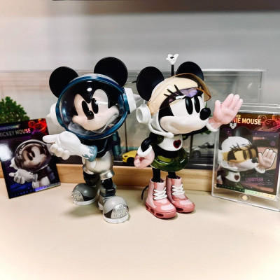 懿清艺术｜太空探索系列：8x15cm 太空米奇 (Astronaut Mickey) 潮流藝術收藏公仔 (銀河金屬色版